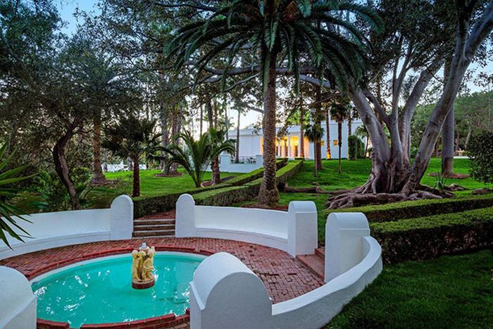 You Need To Move Into The Scarface House (22 pics)