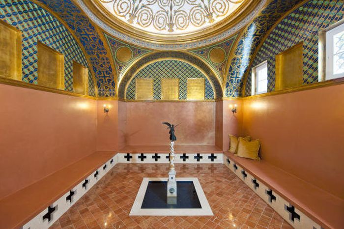 You Need To Move Into The Scarface House (22 pics)
