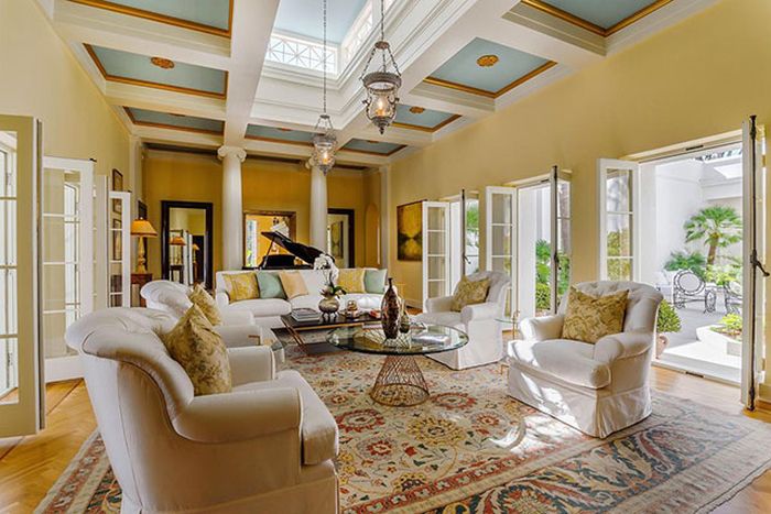 You Need To Move Into The Scarface House (22 pics)