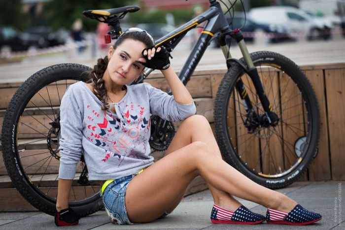 Babes With Bikes (50 pics)