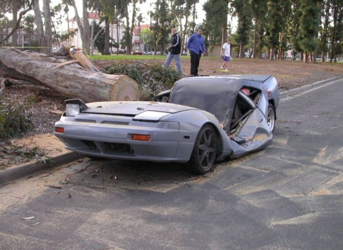 The World's Strangest Automobile Accidents (27 pics)