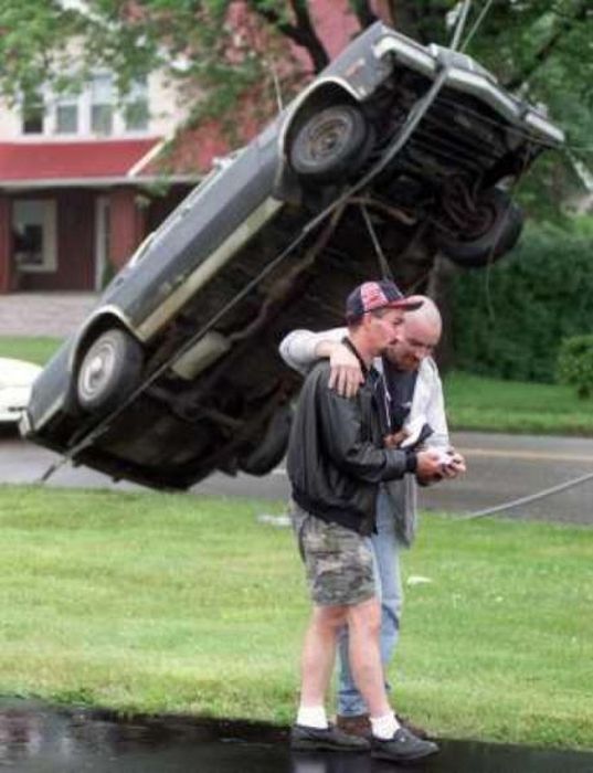 The World's Strangest Automobile Accidents (27 pics)