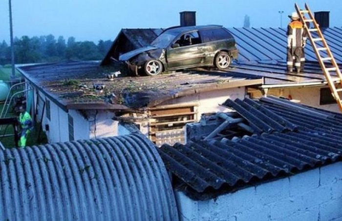 The World's Strangest Automobile Accidents (27 pics)