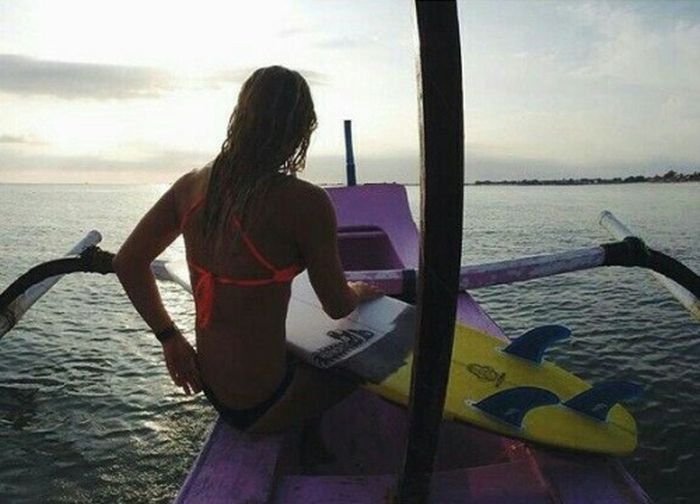 Beautiful Babes With Boards And Waves (50 pics)