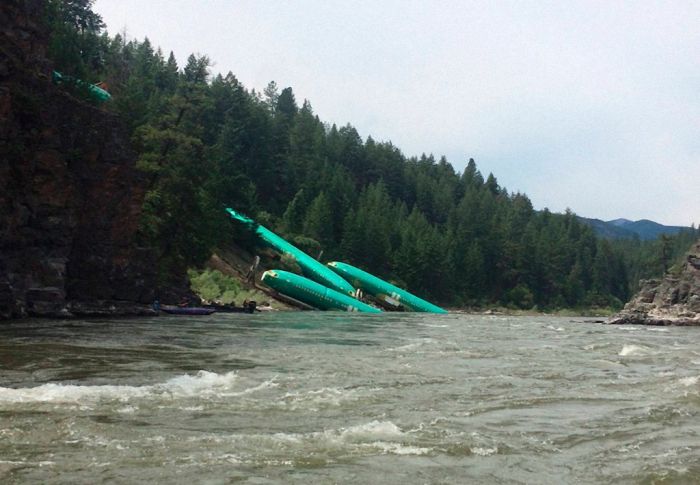 A Train Carrying Planes Derails (5 pics)