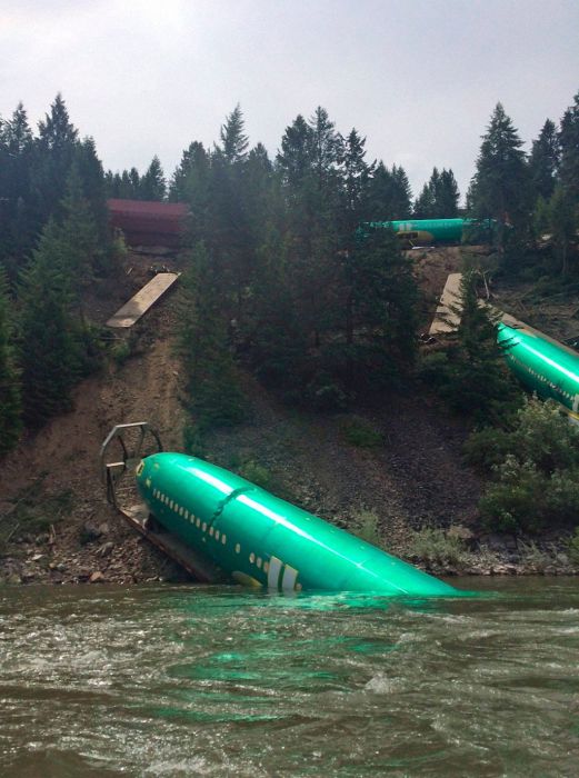 A Train Carrying Planes Derails (5 pics)