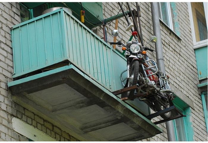 How To Park A Motorcycle On A Balcony (5 pics)