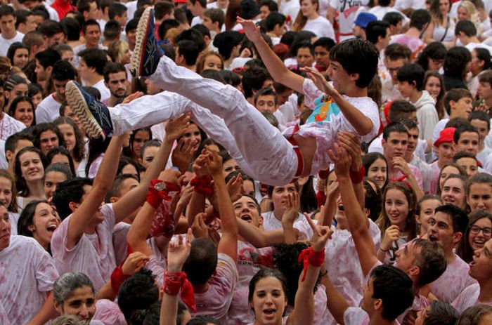 Spain's Annual Street Festival Is A Lot Of Fun (57 pics)