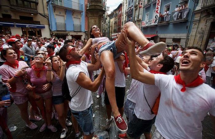 Spain's Annual Street Festival Is A Lot Of Fun (57 pics)