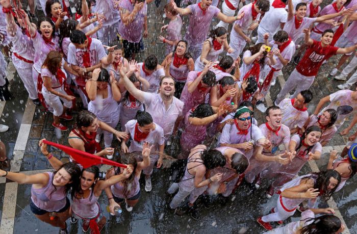 Spain's Annual Street Festival Is A Lot Of Fun (57 pics)