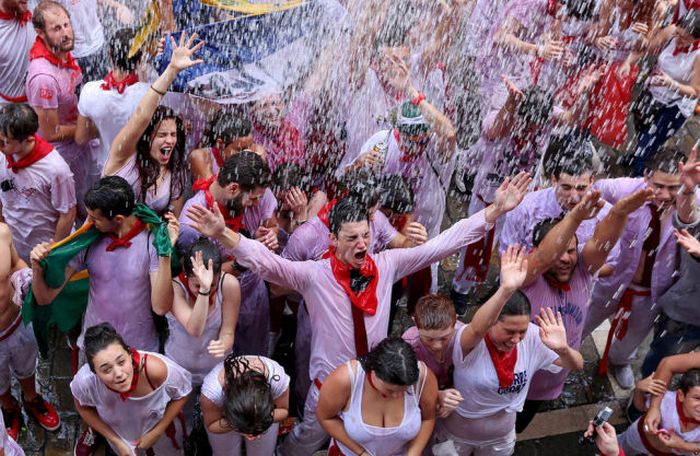 Spain's Annual Street Festival Is A Lot Of Fun (57 pics)