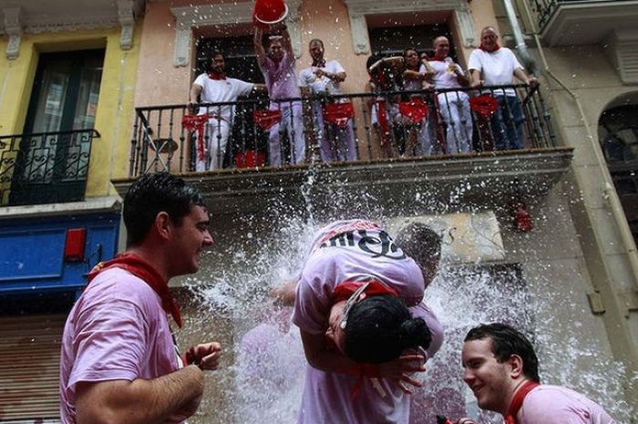 Spain's Annual Street Festival Is A Lot Of Fun (57 pics)