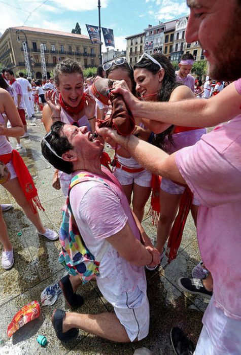 Spain's Annual Street Festival Is A Lot Of Fun (57 pics)