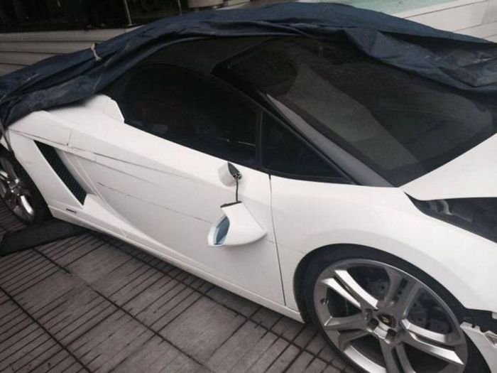 Don't Ever Let Someone Else Park Your Lamborghini (5 pics + video)