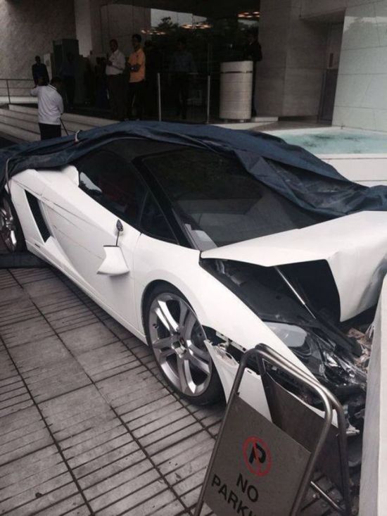 Don't Ever Let Someone Else Park Your Lamborghini (5 pics + video)