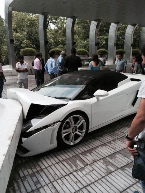 Don't Ever Let Someone Else Park Your Lamborghini (5 pics + video)