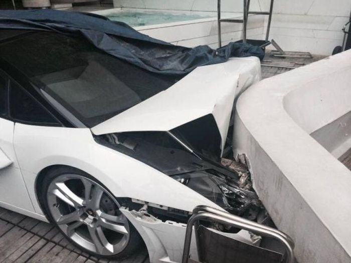 Don't Ever Let Someone Else Park Your Lamborghini (5 pics + video)