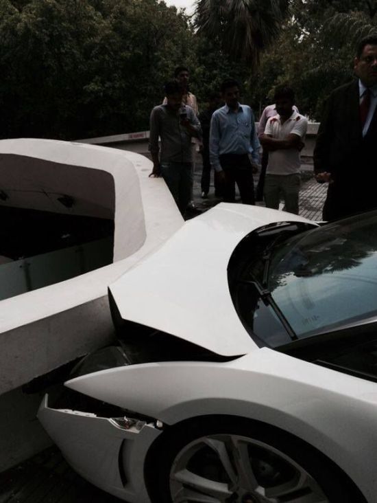 Don't Ever Let Someone Else Park Your Lamborghini (5 pics + video)
