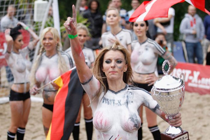 Body Paint Is Always Better Than a T-Shirt (21 pics)