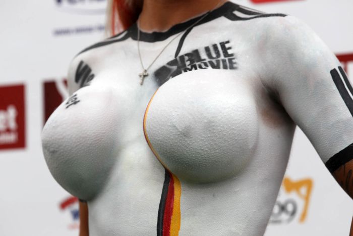 Body Paint Is Always Better Than a T-Shirt (21 pics)