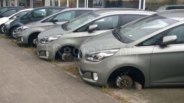 These Cars Aren't Moving Anytime Soon (9 pics)
