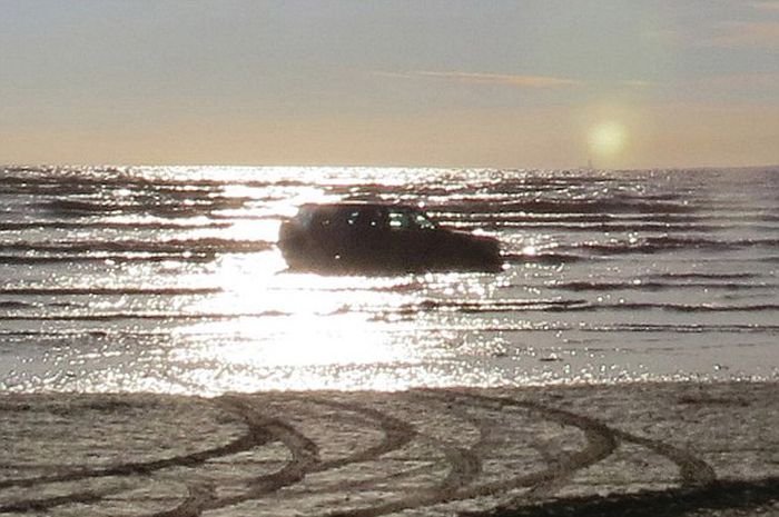 Car Gets Washed Away Into The Ocean (7 pics)