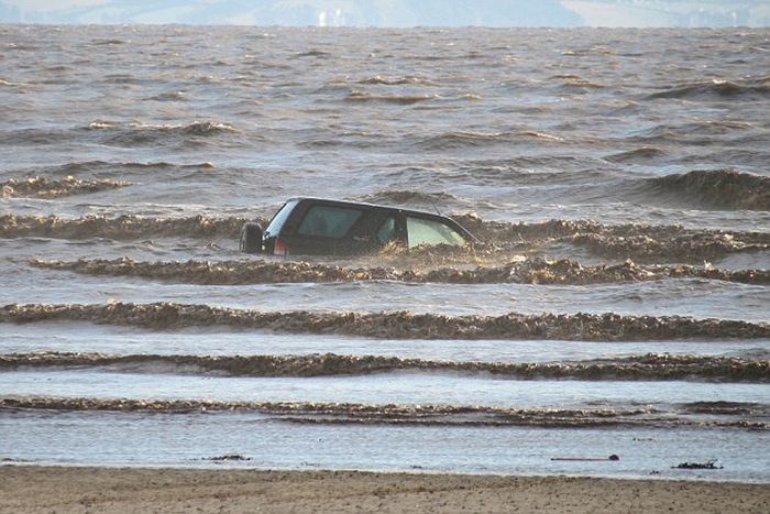 Car Gets Washed Away Into The Ocean (7 pics)