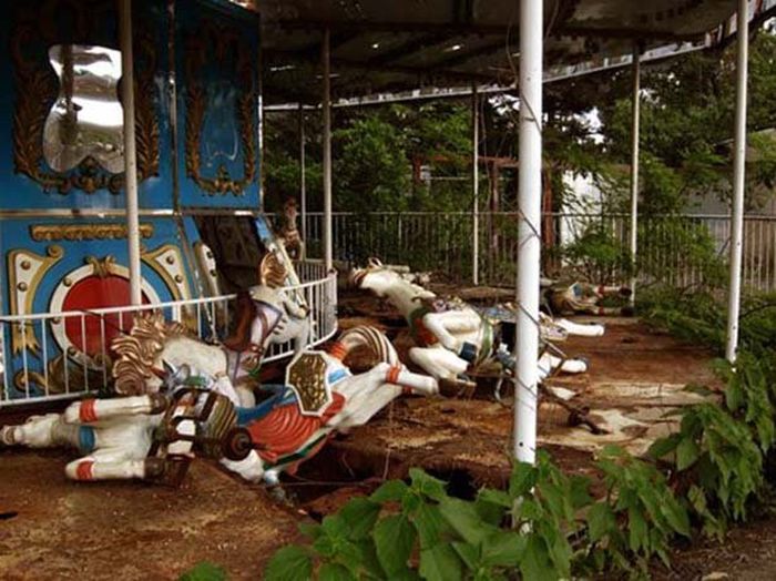 Theme Parks Get Creepy When They're Abandoned (62 pics)
