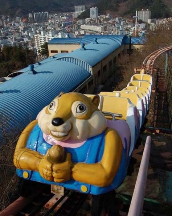 Theme Parks Get Creepy When They're Abandoned (62 pics)
