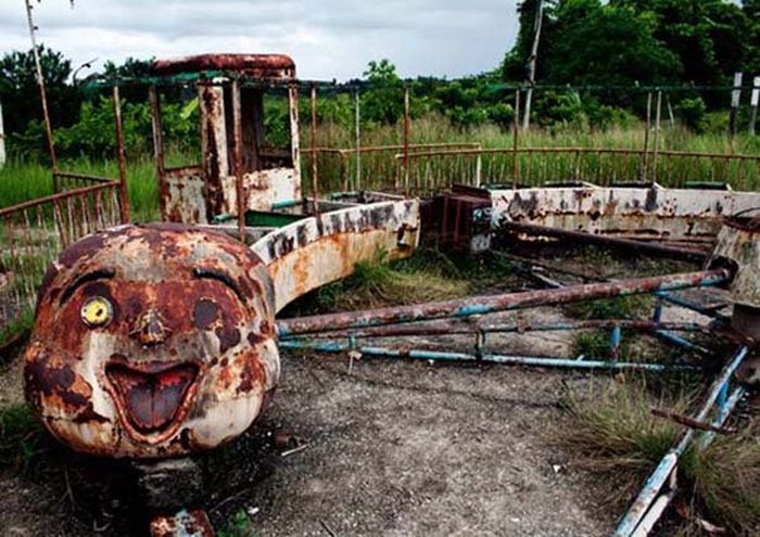 Theme Parks Get Creepy When They're Abandoned (62 pics)