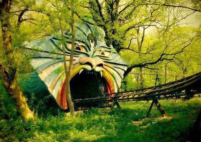 Theme Parks Get Creepy When They're Abandoned (62 pics)