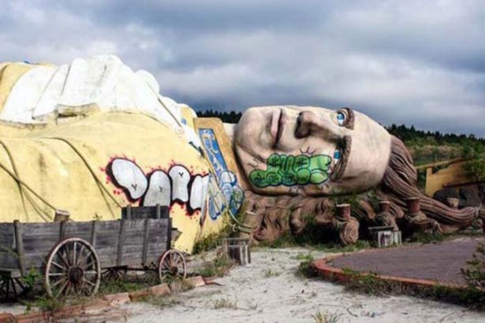 Theme Parks Get Creepy When They're Abandoned (62 pics)