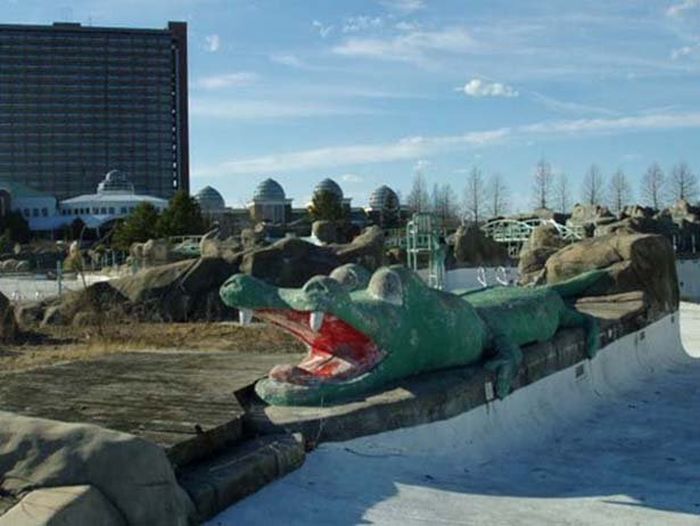 Theme Parks Get Creepy When They're Abandoned (62 pics)