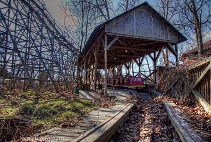 Theme Parks Get Creepy When They're Abandoned (62 pics)