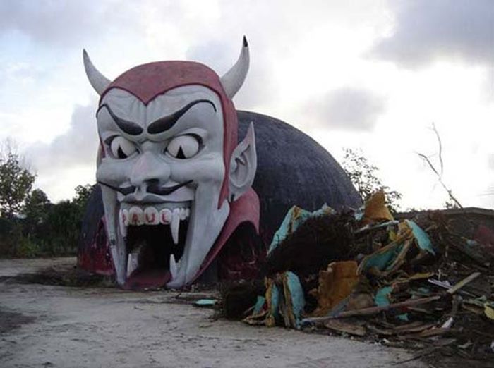 Theme Parks Get Creepy When They're Abandoned (62 pics)