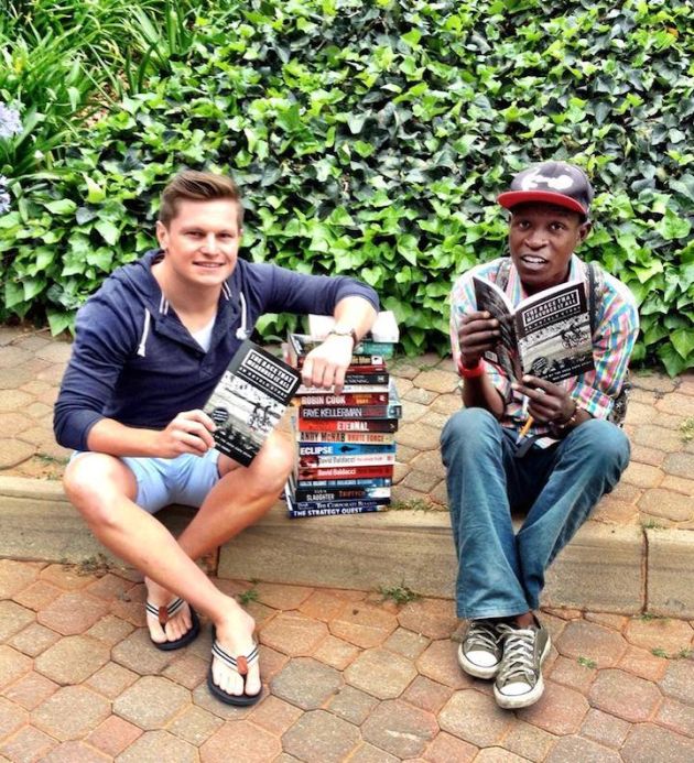 Homeless Hero Is Helping The World Read Books (3 pics)