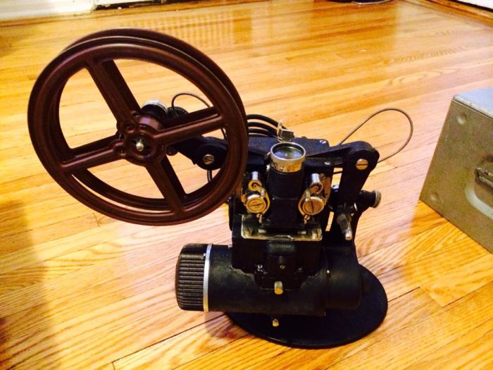 The Many Pieces Of A 1940s Film Projector (10 pics)