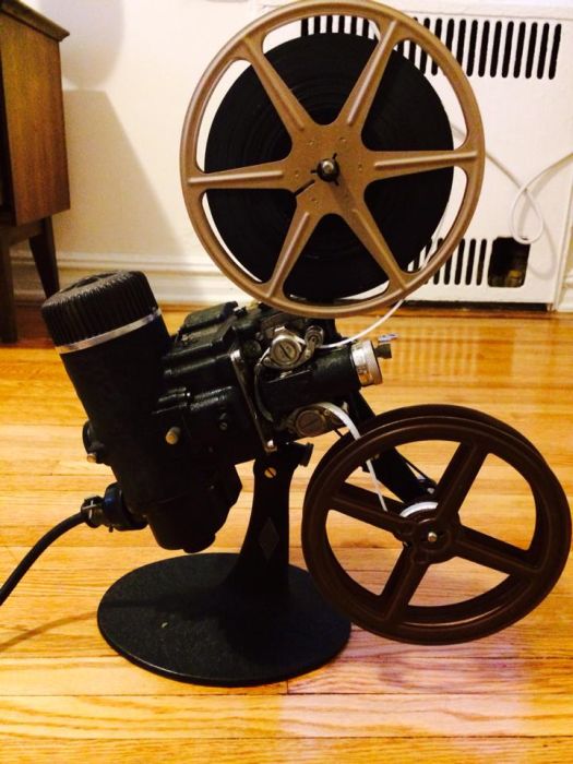 The Many Pieces Of A 1940s Film Projector (10 pics)