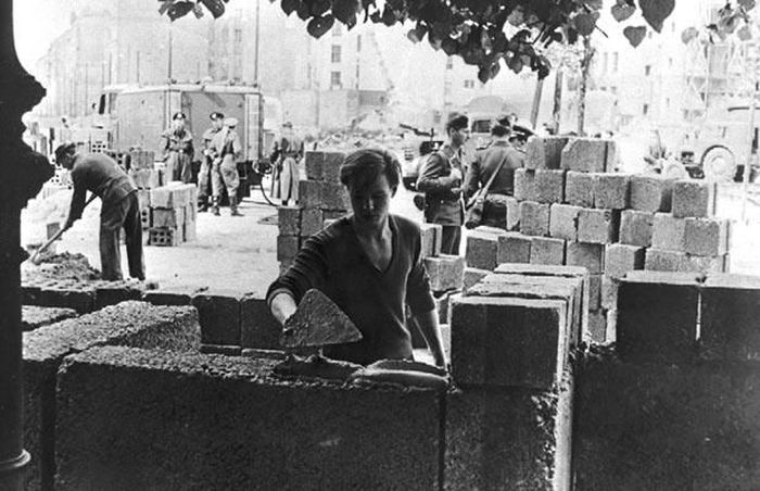 Photos Of The Berlin Wall Being Built (24 pics)