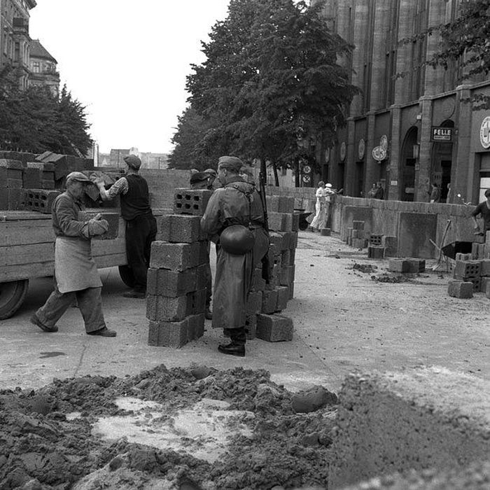 Photos Of The Berlin Wall Being Built (24 pics)