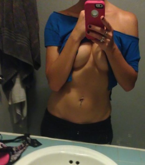 When Girls Go Without Bras (59 pics)