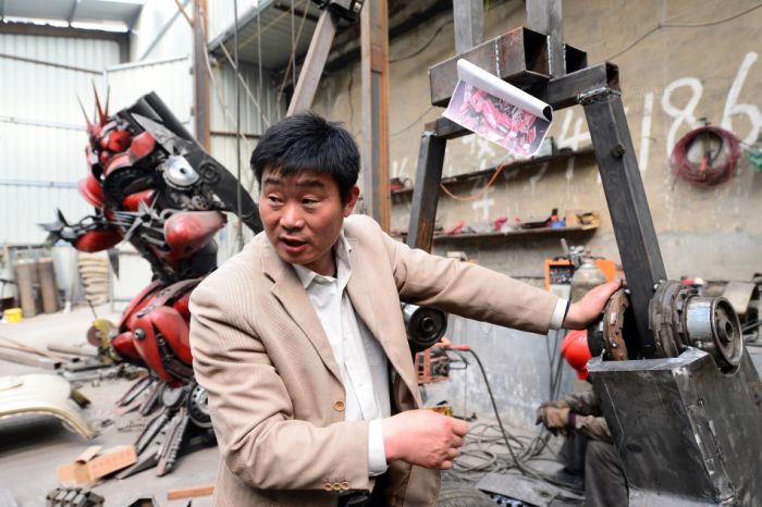 Chinese Man Builds Giant Transformers Replicas (9 pics)