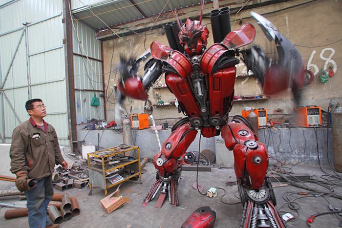 Chinese Man Builds Giant Transformers Replicas (9 pics)