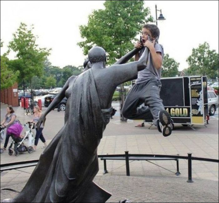 Having Fun With Statues And Monuments (30 pics)