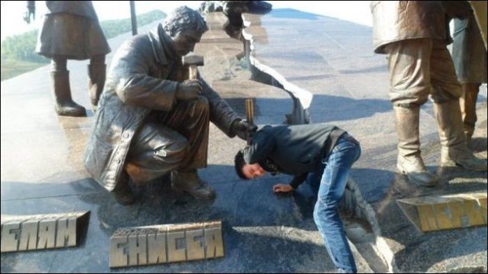 Having Fun With Statues And Monuments (30 pics)