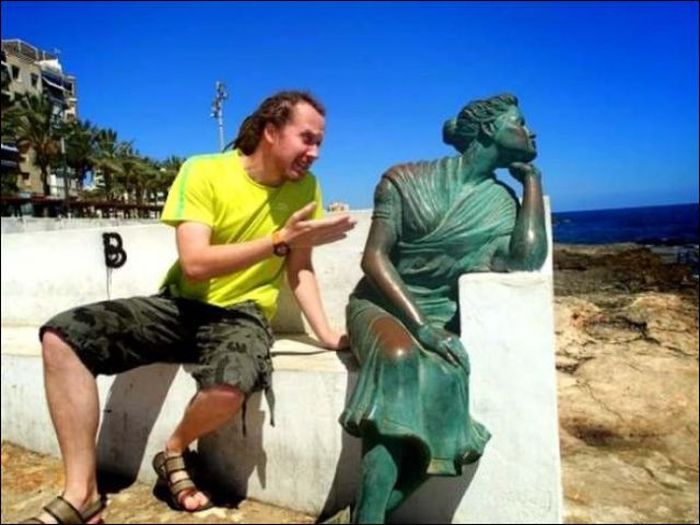 Having Fun With Statues And Monuments (30 pics)