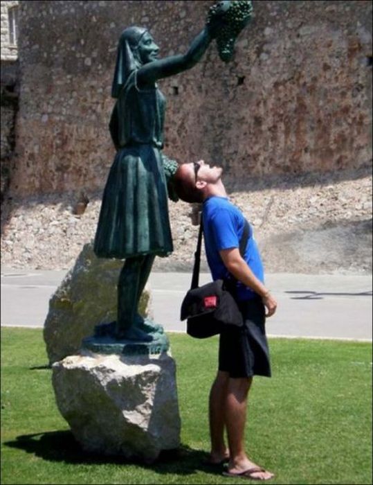 Having Fun With Statues And Monuments (30 pics)