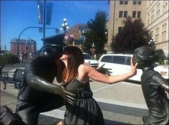 Having Fun With Statues And Monuments (30 pics)