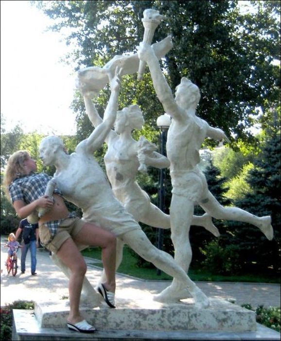 Having Fun With Statues And Monuments (30 pics)