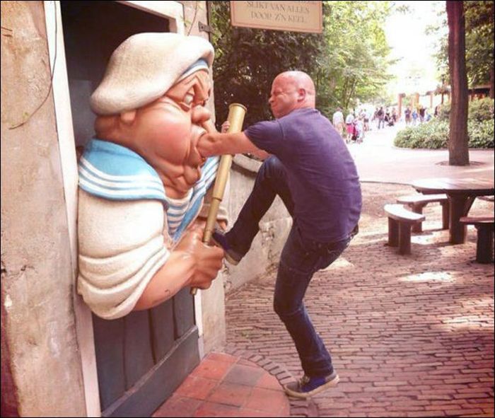 Having Fun With Statues And Monuments (30 pics)